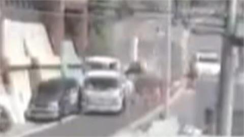 疑競速飆車？BMW下坡撞工程車　4工人遭波及「1人身亡」