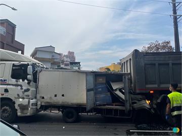 快新聞／三峽恐怖車禍！小貨車遭前後夾擊成三明治　駕駛幸運撿回小命