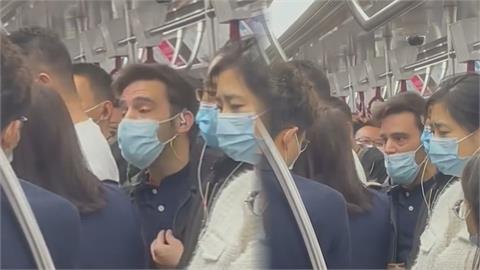 中國大媽搭地鐵被推擠「氣噗噗嗆老外」　狂跳針喊：滾出中國