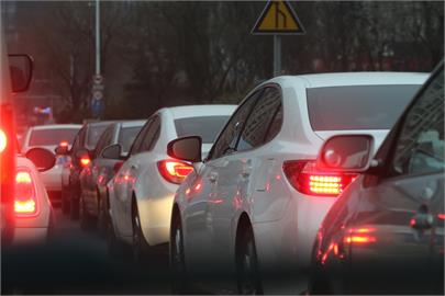 年假出遊塞車狂憋尿！　醫師提醒「這3類人」很危險