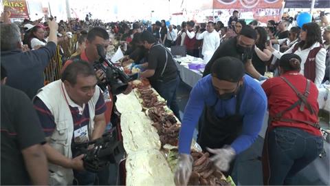 墨西哥巨型三明治上桌！　百名廚師聯手製作長達75米