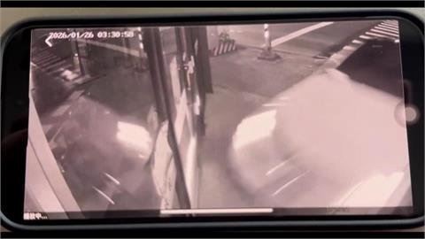 賓士車高速衝進鐵板燒店　店內玻璃全碎、門框歪一邊