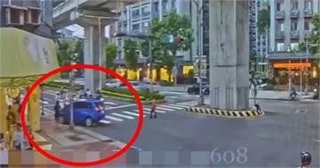 板橋男開休旅車逆向衝騎樓！　嗆「我要買麵包」店員肉身擋車