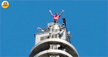 霍諾德成功完成挑戰！徒手攀登台北101避雷針　僅花1小時31分