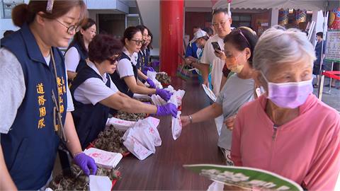 東照山關帝廟贈信徒1萬顆粽子結緣　排滿整桌超壯觀
