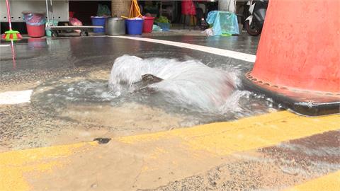 天坑再現？　新北永和地下水管線疑破裂　居民憂地基掏空