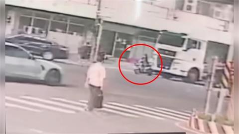 驚悚畫面曝！　騎士遭聯結車追撞　連人帶車「捲進車底」遭輾斃慘死