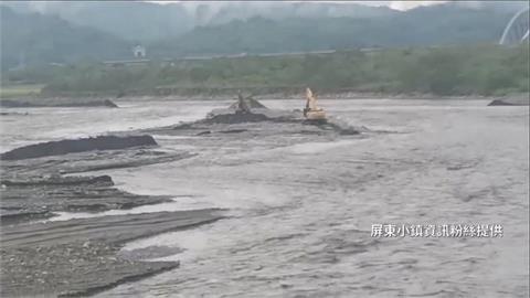 直擊搜救！高雄溪水暴漲　兩工人受困沙洲