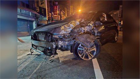 快新聞／撞破鐵門！宜蘭小客車逆向自撞　車頭全毀、擋風玻璃碎裂