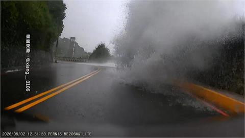 西子灣掀4米浪高　學生騎車行經遭襲　笑稱：被「海」扁