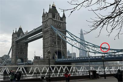 快新聞／危險！男子攀爬英國倫敦鐵橋　警方出動戒備、現場交通大亂