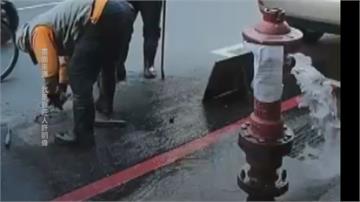 新莊傳消防栓壞掉 水流像噴泉般溢滿馬路
