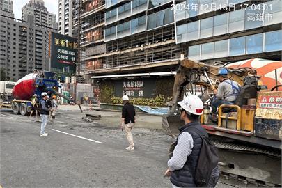 快新聞／高雄建案工地下陷「人行道消失」　市府急勒令停工