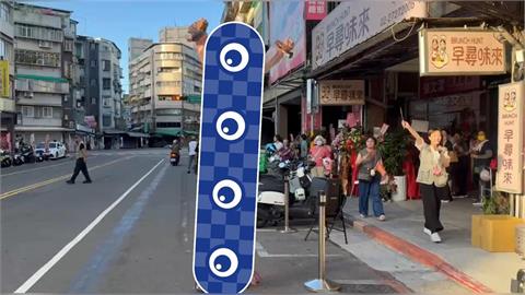 洋流支持者太猛了！腳採「超狂1物」等車掃高喊凍蒜　震撼畫面曝光