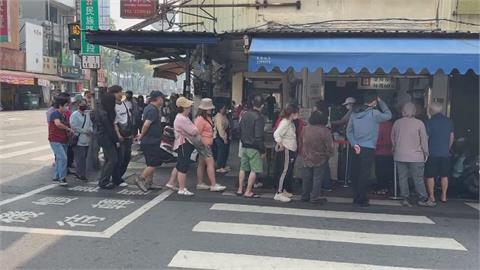 迎接清明連假人潮 春捲名店一早湧排隊人潮