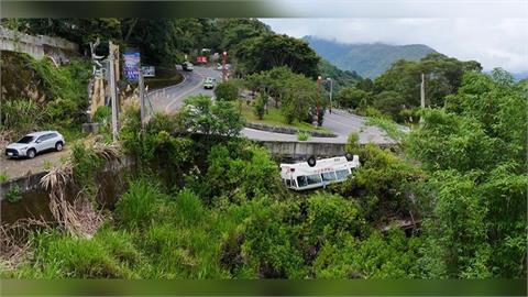 菲律賓團翻落霧社邊坡15傷　中巴司機涉無照駕駛警開罰