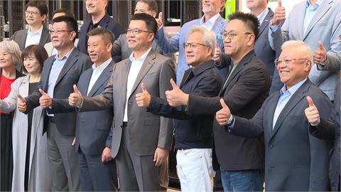 黃仁勳現身南港！　出席MGX活動贈「迷你機櫃模型」