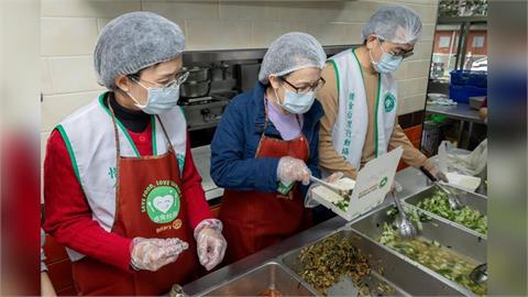 快新聞／年節送暖！蕭美琴、蘇巧慧做公益　惜食廚房擔任一日志工