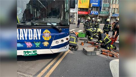 板橋今日早上發生嚴重車禍。（圖／民視新聞翻攝）