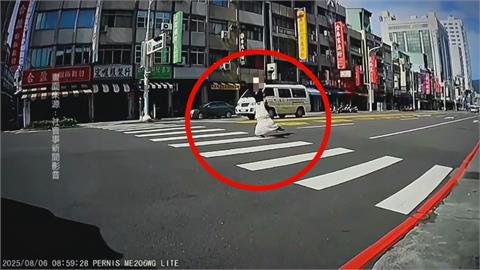 斑馬線當伸展台？女子擺拍騎士看傻眼