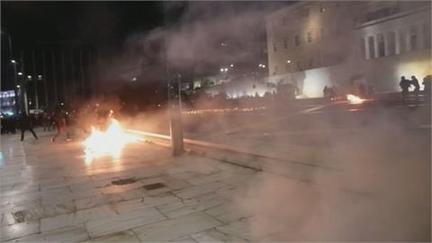 希臘火車對撞意外釀至少57死　各地不滿民眾擲汽油彈示威