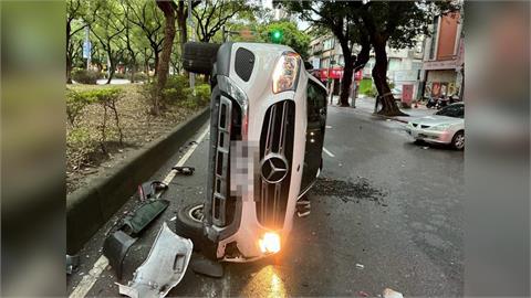 快新聞／北市離譜車禍！駕駛失控猛撞「4車嚴重受損」翻路中　現場慘況曝光