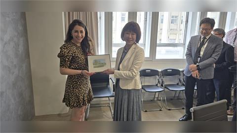 吹哨者再發文！顏慧欣家屬婉拒一等功績獎章　楊珍妮立院請假未正面回應