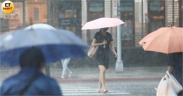 超大豪雨來襲！雙北達停班課標準沒放假　氣象粉專嗆市長：該執行不做乾脆廢掉