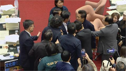 快新聞／吳春城「壯世代」疑涉圖利　吳靜怡轟：拿超過5億標案「算不算要飯的？」