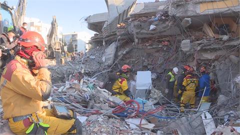 瓦礫堆裡疑似有人　家屬激動與救難隊一度起衝突