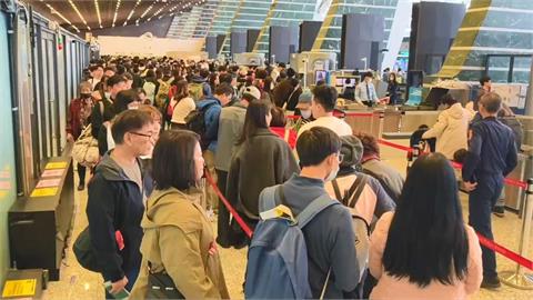 桃機出境人潮塞爆! 網友:台股破3萬點 大家都辭職了嗎?