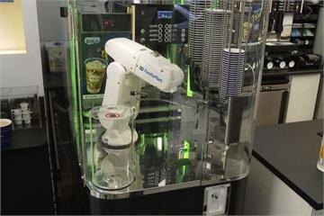 便利商店推科技概念店 機械手臂自動泡咖啡