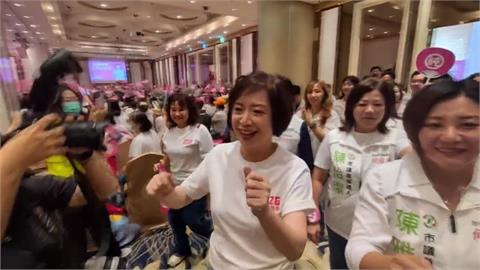 何欣純姊妹挺起來！　「授證大會大爆滿」全場嗨唱心花開