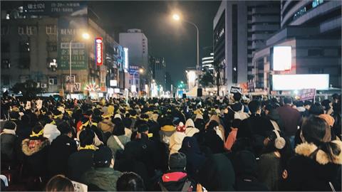 快新聞／6000青鳥圍KMT！藍祭豬氣球反制　黃捷轟下流：嘲諷寒冬上街人民