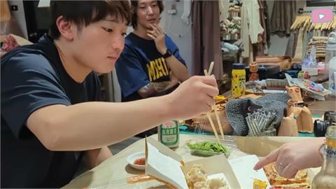 曾喊「台灣的東西吃不了」！日本弟來台嚐第一餐秒愛上　狂嗑喊：好吃