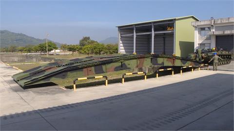 M48A5履帶機動橋2人就可操作　連戰車都能負重
