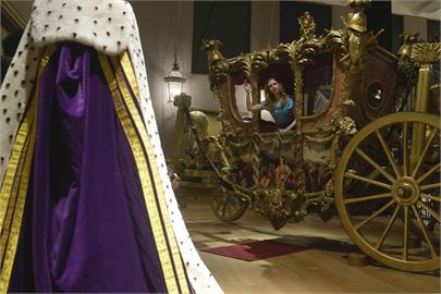 描寫英國王室人氣影集《王冠》　將辦劇組道具拍賣會