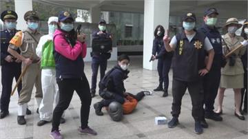 台灣三代警察制服全亮相 桃園警防搶演習超逼真！