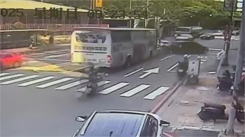 基隆國光客運撞3車！　「轎車成夾心凹陷」2人受傷送醫