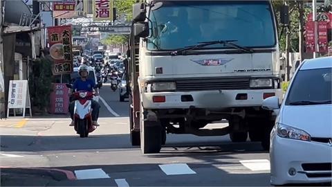 員林砂石車稱視線死角直撞前方機車　女騎士倒地急救不治