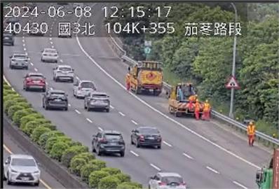 快新聞／國3南下新竹段砂石車沿途掉落廢土　車流「紫爆」回堵6公里