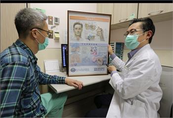 「鏟子超人」再悶熱也要戴口罩！  醫曝災區空氣暗藏致病致癌危機