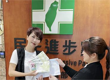 快新聞／罷免最後衝刺　陳亭妃每週親送連署書挺民主：民意不容忽視