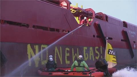 環團德國抗議天然氣管線　開橡皮艇堵船隻
