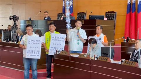 快新聞／驚呆了！綠營台中議員手持「超長1物」　送盧秀燕暗諷8年前這事