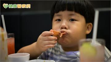 嬰兒黃疸到兒童脂肪肝都別輕忽！醫揭不同年齡「肝病警訊」