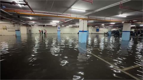 大里運動公園停車場淹水　抽水機整夜運作積水未退