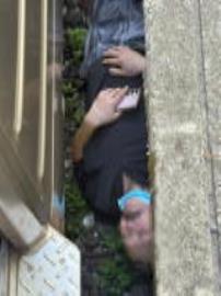 快新聞／怎麼有人躺在火車旁？宜蘭醉男跌落月台　民眾驚嚇急救人