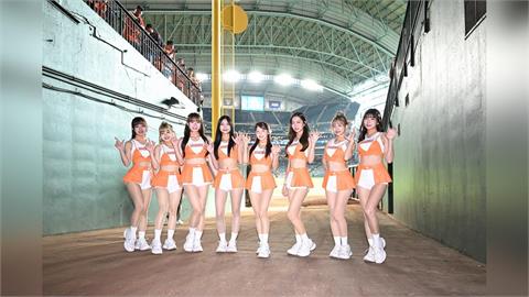 啦啦隊／另類同台鄧愷威！UniGirls嗨跳招牌嗆司神曲結合舞龍震撼太空人主場