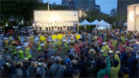 「台北馬拉松」週日登場　近2.8萬人冒雨12度低溫開跑